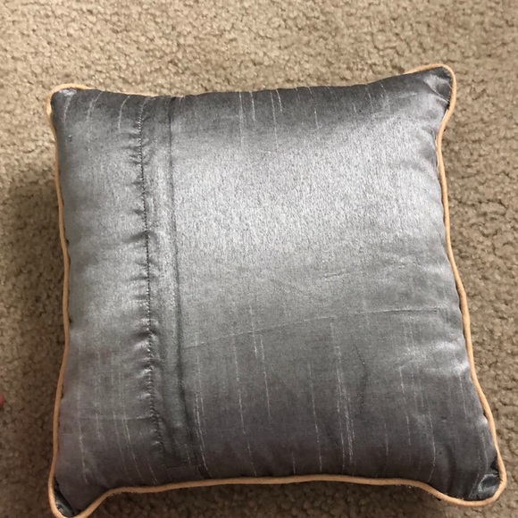 Throw pillow - Picture 2 of 3
